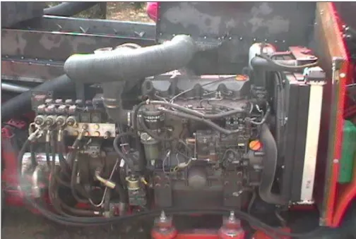Foto 61 - il motore Yanmar nel primo prototipo: si noti la mancanza del vano  motore insonorizzato (2005) 