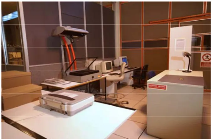 Fig. 1 – Il Laboratorio per la Digitalizzazione  Sono presenti poi due stazioni di controllo  do-tate di software per le acquisizioni (immagini  formato tiff)