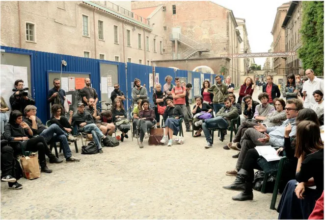 Fig. 4.3 Una delle  prime assemblee  cittadine tenute nel  cortile principale della  Cavallerizza, foto  pubblicata su Facebook il  29 maggio 2014.
