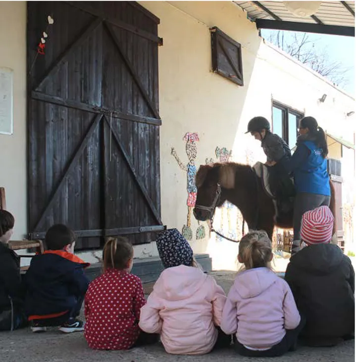 Fig. 19 - I bambini partecipano a una lezione  all’aperto durante una gita presso la struttura ricettiva Equin’Ozio,  a Castellamonte 