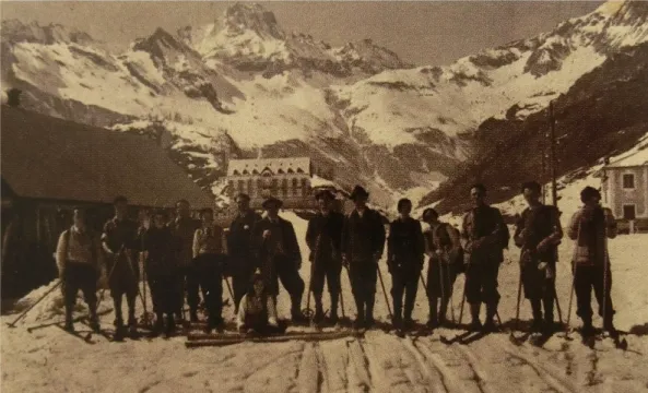 Figura 17 – Sciatori al Pian della Mussa accanto al Rifugio-Albergo CAI in una cartolina inviata nel 1935