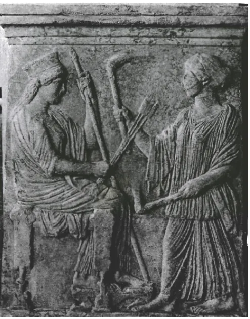 Fig.  e.   Demetra  con  una  fanciulla,  forse  Core;  rilievo  marmoreo  (460  c.  a.C.)
