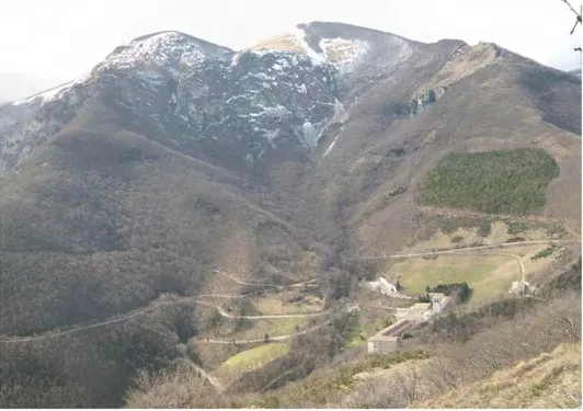 Figura  15  -  Eremo  di  Fonte  Avellana;  Comune  di  Serra  Sant’Abbondio  in  provincia di Pesaro e Urbino (foto di Franco Barbadoro)