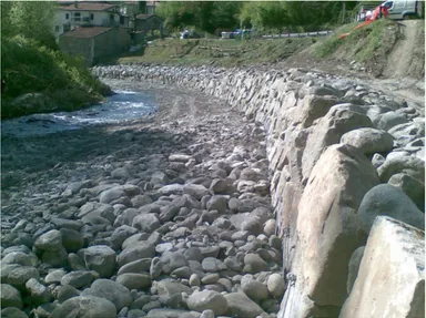 Figure 1.1: Example of erosion protection through coarse-sediments coating in Crespiano Comunita Montana Lunigiana, Tuscany, Italy