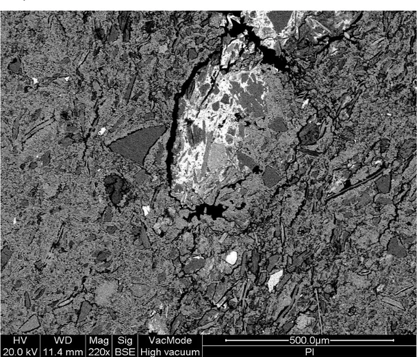 Figura 5.10: Immagine al SEM in BSE della superficie lucida di una sezione sottile che  mostra  i  rapporti  tra  grani  e  matrice