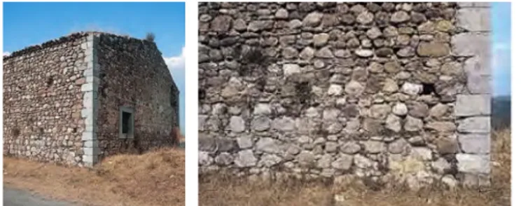 Fig. 1 Un edificio con involucro in muratura lapidea e ammorsature d’angolo realizzate con grandi  elementi squadrati di pietra 