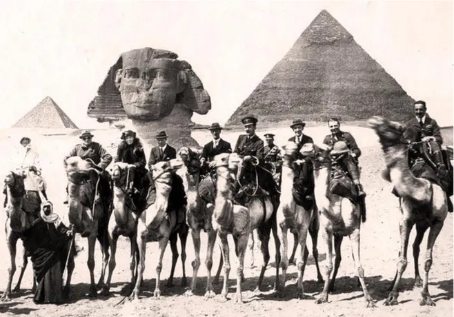 Figura  16,  Winston  Churchill,  Gertrude  Bell,  T.  E.  Lawrence  e  altri  delegati  della  conferenza  del  Cairo davanti alla Sfinge e le piramidi di Giza