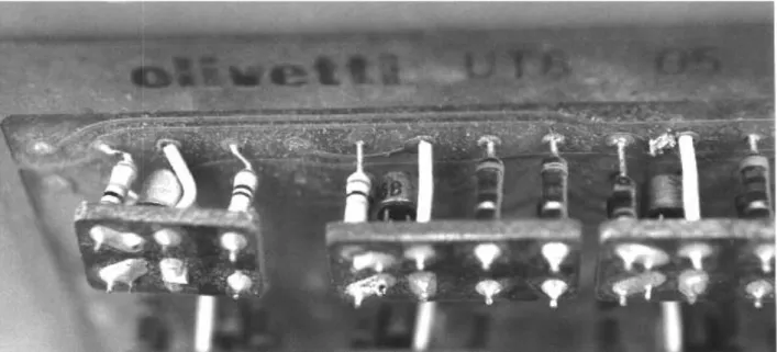 Fig.  Particolare  della  scheda  nella  figura  precedente:  porte  logiche realizzate con transistor – Olivetti, 1970