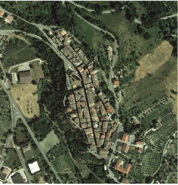 Figura n. 1.  Il caso studio: il centro storico di Appignano del Tronto, foto aerea, 1998.