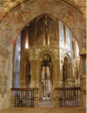 Figura n. 4.     La Rotonda dei Templari. Veduta dalla sala dell’assem- dell’assem-blea, tramite l’arco di raccordo tra le due costruzioni.