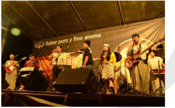 Foto 6. Conjunto musical shipibo tocando cumbia mashá. (Foto de Servindi) 