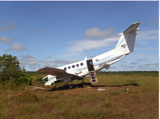 Figura 3. La avioneta de los narcos, varada en la pista clandestina de Tolete, caño Caname,  julio de 2010, fotografía de la autora 
