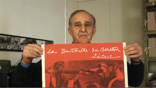 Fig. 6 | il regista Veljko Bulajić con il poster del ﬁ lm La battaglia della Neretva realizzato da Picasso