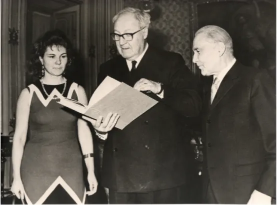 Fig. 5. Bianca Bianconi Tallone premiata dal Presidente  della Repubblica Giuseppe Saragat nel 1971