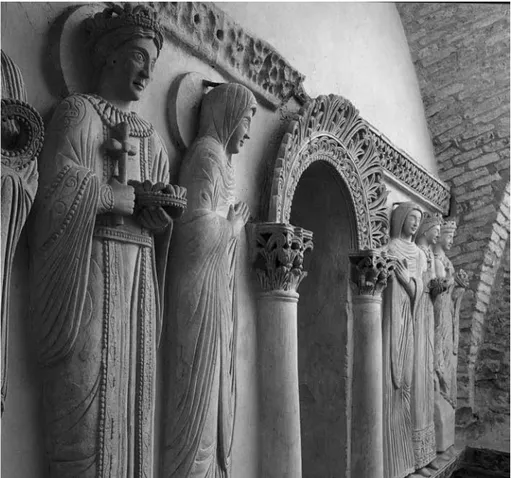 Figura 8. Tempietto di Cividale: la badessa accoglie principesse in monastero. Fotografia di Lau- Lau-ra Pasquini (che ringLau-razio).