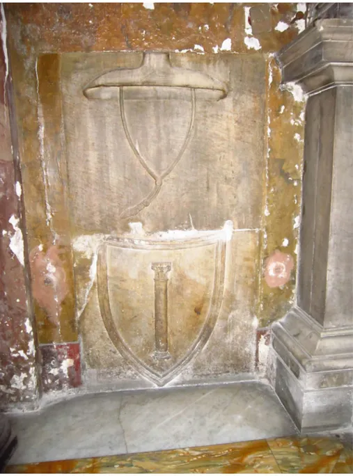 Fig. 4. Stemma di un prelato Colonna (del cardinale Jacopo Colonna?) conservato nella cappella  dei Colonna a San Silvestro in Capite (foto dell’autore).