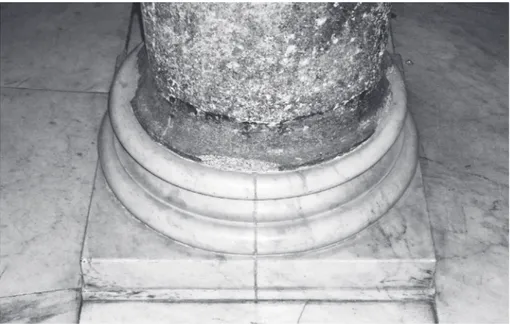 Fig. 9. Roma, Sant’Agata dei Goti: imoscapo di una colonna e base barocca (foto M. Aimone).