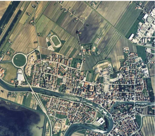 Figura 17. Foto aerea, volo 2005 reven Venezia. In evidenza le tracce inerenti l’abitato di Jesolo  medievale, al centro del fotogramma