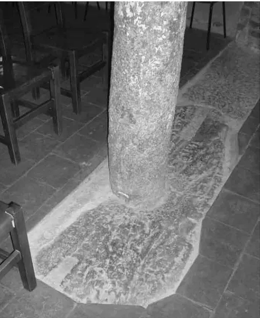 Fig. 8. Santhià, chiesa di Sant’Agata, cripta, incassi per le recinzioni presbiteriali nel pavimento e sul fusto di una colonna