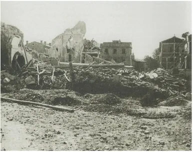 Fig. 4 - Macerie del santuario Madonna del Soccorso dopo il bombar- bombar-damento aereo del 5 giugno 1944