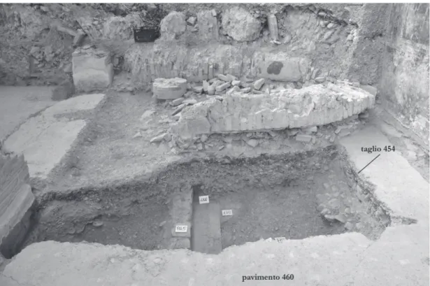 Fig. 9 - Atrio (ambiente C). La fossa di spoliazione 454 con i resti della canaletta 466 ed i suc- suc-cessivi riempimenti e crolli