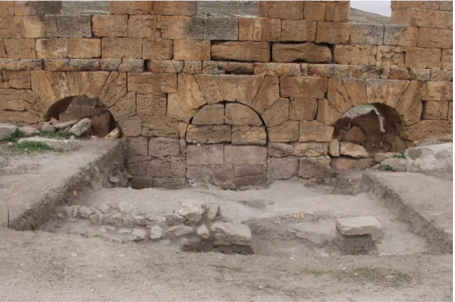 Fig. 8. Althiburos. Teatro. Il saggio di scavo al muro perimetrale della cavea, tra i piloni 20 e 21