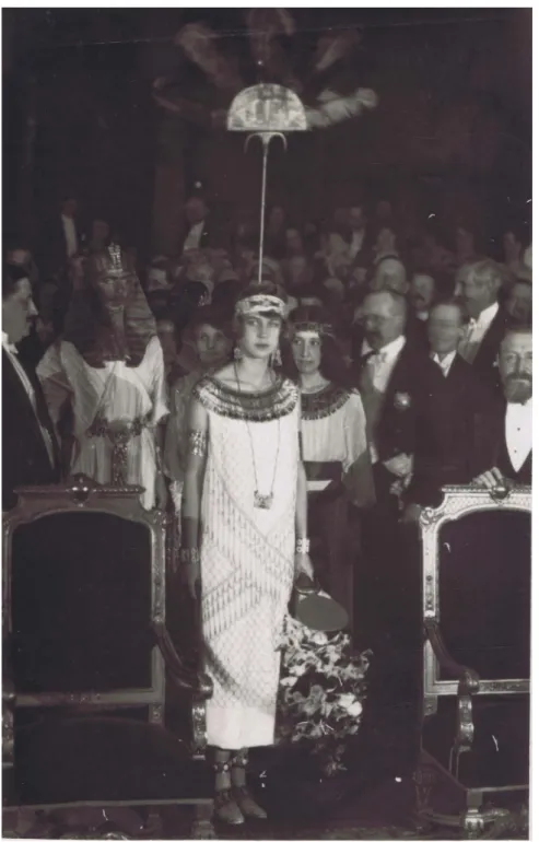 Fig.  5.  La  principessa  Maria  José  del  Belgio  abbigliata  da  principessa  egiziana  durante  la  Réception  chez  Toutankhamon,  al  Palais  d’Egmont  di  Bruxelles