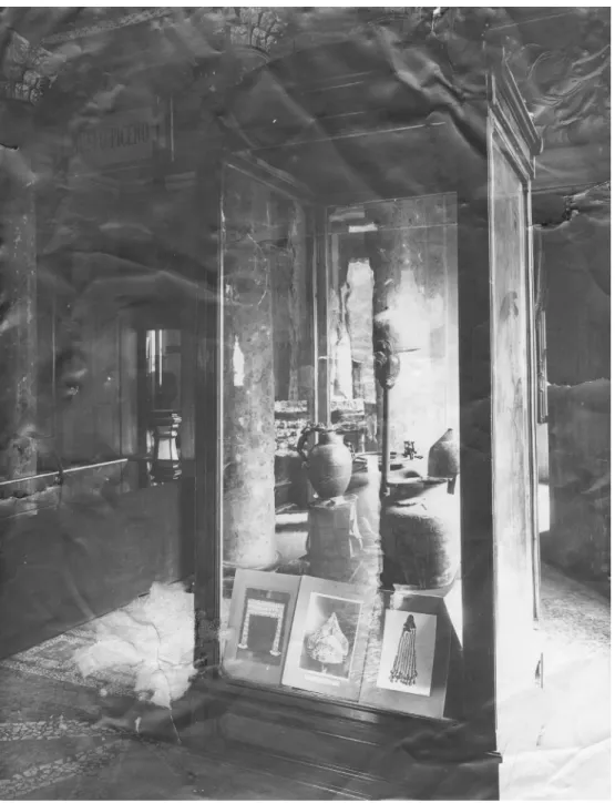 Fig.  11.  “Museo  Piceno”,  allestimento  del  1914,  vetrina  nel  Salone  Appiani,  Villa  Reale,  Milano, SABAP, Archivio fotografico, b