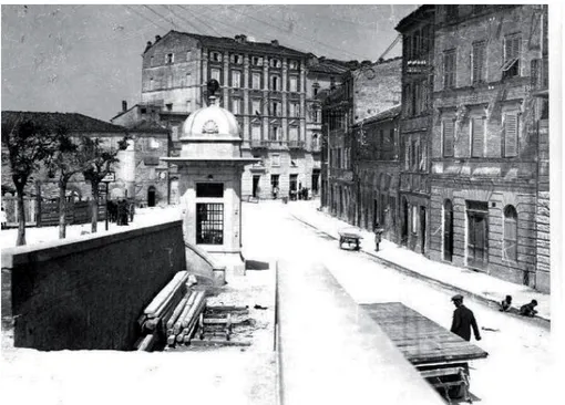 Fig. 12. Macerata, Piazza della Vittoria nel 1930, sulla destra l’imbocco di via Cavour dopo  la demolizione di Porton Pio, BCM, Fondo Balelli