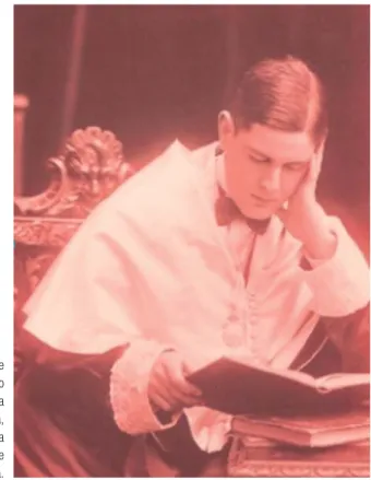 Fig. 6.  Ca. 1916. Fotografía de estudio de Pere  Bosch Gimpera vestido con toga y muceta, luciendo  la medalla de catedrático