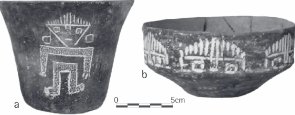 Figura 3. Dos vasijas con representaciones antropomorfas. a) Vaso gris inciso (CMB 10827), figura con cabeza  triangular