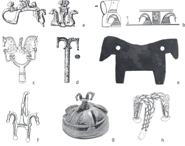 Fig. 4. Objectes amb la representació de les dues pròtomes de cavall. a: fíbula de Monsanto da Beira (Castelo Branco)  (segons Almagro-Gorbea, Torres 1999); b: oenochoe de la necròpolis de Pinilla Trasmonte (Burgos) (segons Moreda, Nuño 