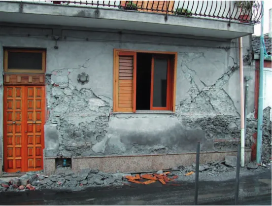 Figura 1.12 - Zona a confine tra Santa Venerina e Acireale – Lesioni di taglio con andamento  ad X nella parete basamentale  - Foto DRPC del novembre 2002.