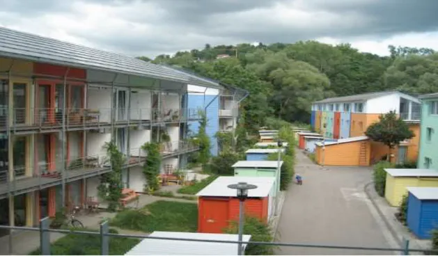 Fig.  1  Immagine  del  quartiere  “verde”  di  Vauban,  Friburgo,  Germania  -  5.300  abitanti;  350  automobili; 2.000   appartamenti  autosufficienti  da  un  punto  di  vista  energetico  –  (Fonte:  www.sustainablecities.dk) 