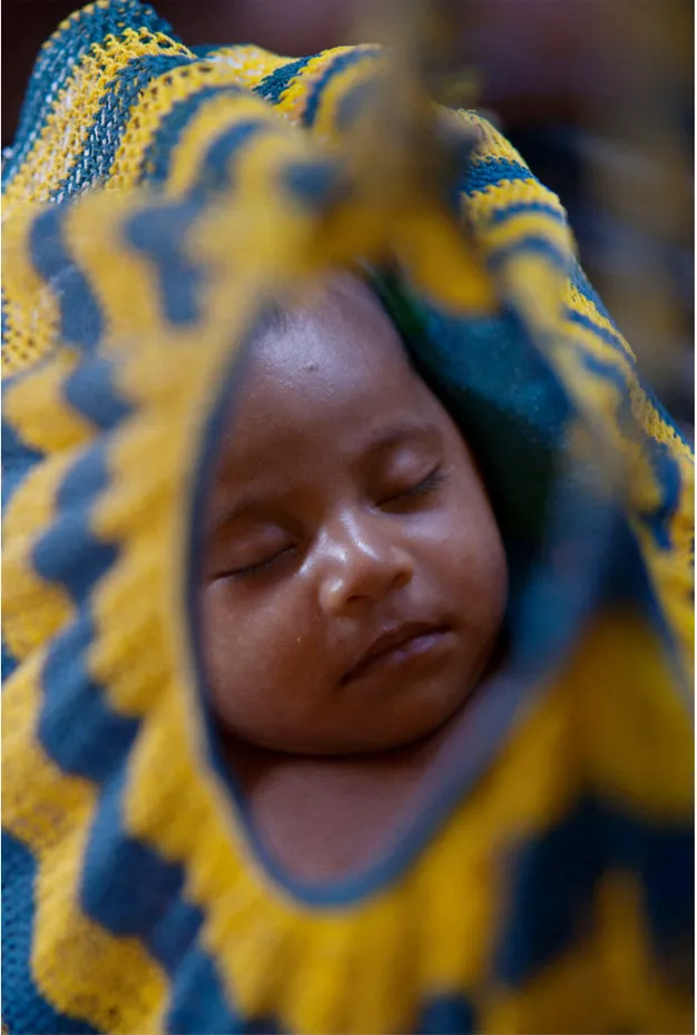 Figure 5: Baby cradled in his bilum (© Jan Hasselberg, 2010)