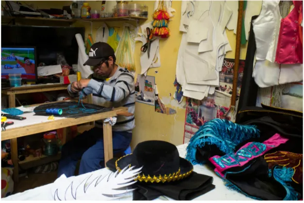 Figure 5: Sarto josè manuel nel suo laboratorio di ricamo e cucito a La Paz, Bolivia