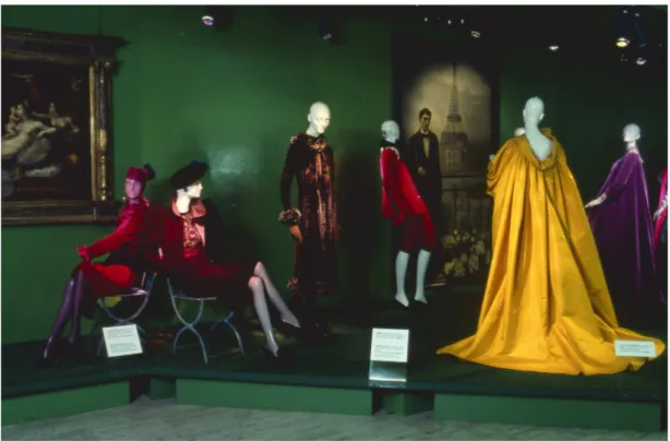 Figura 9: La mostra Yves Saint Laurent: Twenty-ﬁve years of design, a cura di Diana Vreeland, New York, The Metropolitan Museum of Art, The Costume Institute, 14 dicembre 1983–2 settembre 1984
