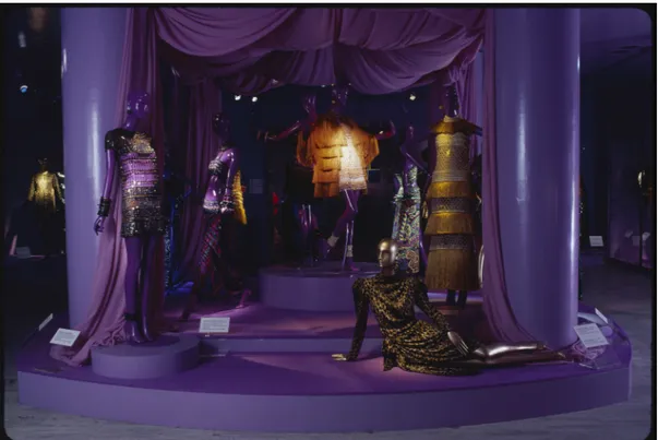 Figura 10: La mostra Yves Saint Laurent: Twenty-ﬁve years of design, a cura di Diana Vreeland, New York, The Metropolitan Museum of Art, The Costume Institute, 14 dicembre 1983–2 settembre 1984
