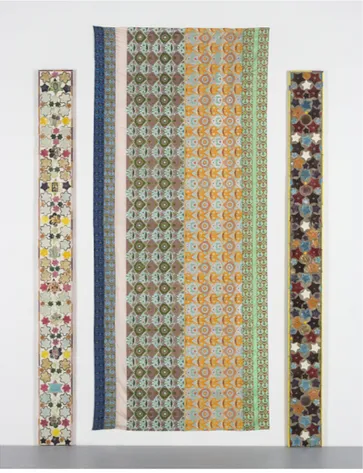 Figura 5: Joyce Kozloff, Tut’s Wallpaper / Pilaster Par II, 1979, serigrafia su seta, 265 x 115 cm (elemento centrale), 245 x 22,5 x 3,5 cm (elementi laterali)