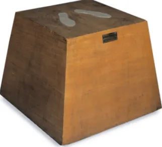 Fig. 2 – Piero Manzoni, Base magica (scultura vivente), 1961, legno, metallo, feltro, 79.5 x 79.5 x 60 cm, Milano Fondazione Piero Manzoni, in collaborazione con Gagosian Gallery