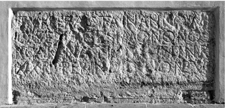 Fig. 5 Ascoli Piceno, Episcopio, iscrizione proveniente dalla torre di vedetta di San Pietro  in Castello (foto Autore) 