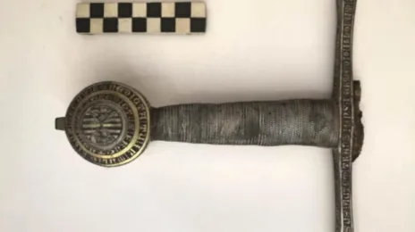 Fig. 4: L'elsa della spada rinvenuta a Palermo negli scavi di Casa Martorana, con  iscrizioni evangeliche e stemmi del Regno aragonese di Sicilia