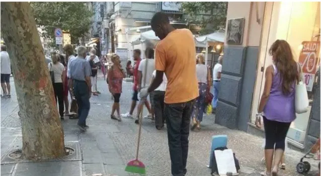 Fig. 1: Migrante impegnato nella pulizia delle strade turistiche di Napoli (fotografia dell’autore)