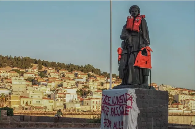 Fig. 3: Manifestazione a favore della nave dell'Ong Iuventa   presso la statua della Madre dall'Asia Minore a Mytilene, 13 settembre 2017 