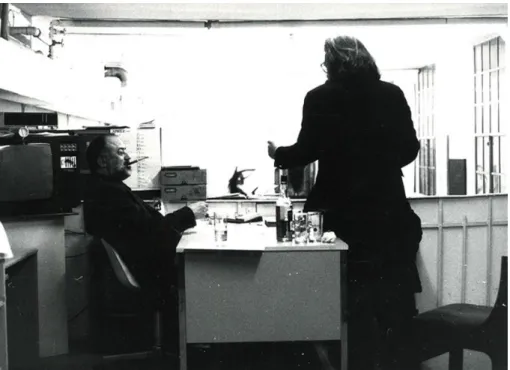 Fig. 4 – Ugo Carrega (a sinistra) e Vincenzo Ferrari (di spalle) nell'ufficio del   Mercato del Sale, 1975 