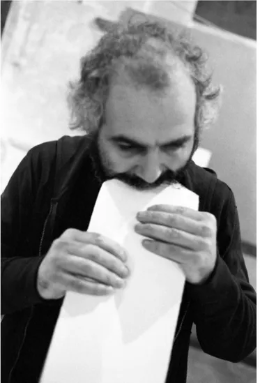Fig. 3 – Armando Marrocco, Stampa a bocca (carta masticata), 1972, fotografia di  Enrico Cattaneo, Courtesy Archivio Armando Marrocco, Bollate (Milano)