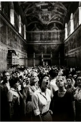 Fig. 2 David Lees, Turisti nella Cappella Sistina, 1959                                                            