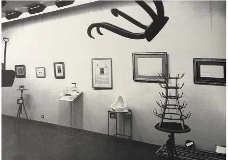Fig. 1 Marcel Duchamp, Ready Mades etc.,  veduta della mostra alla galleria Schwarz, Milano, 1964    