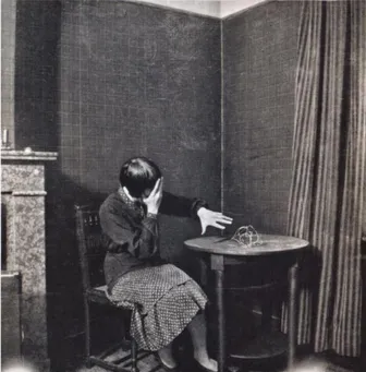 Fig. 1 Paul Nougé, Donna spaventata da uno spago, 1929-30                                                             