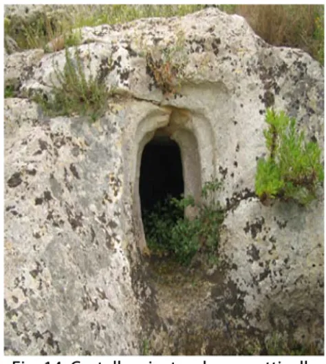 Fig. 15. Portale di una tomba di Castelluccio ed elemento architettonico decorato di Malta (fotografie dell'autore)  3.5
